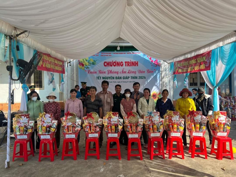 Hội LHPN xã Phước Thiện, huyện Bù Đốp  phối hợp trao tặng quà tết và thẻ BHYT cho hội viên phụ nữ khó khăn và nhân dân trên địa bàn xã