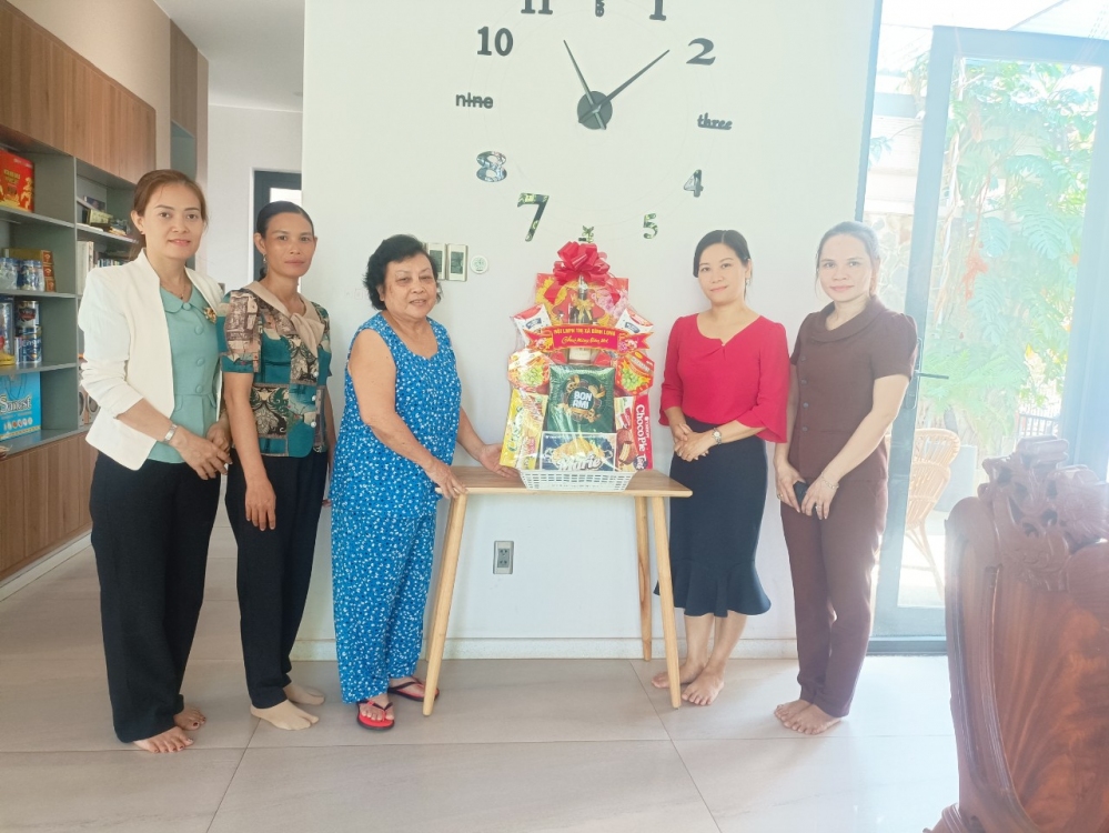 Hội LHPN thị xã Bình Long thăm, tặng quà nguyên lãnh đạo hội hưu trí qua các thời kỳ và các cơ sở hội nhân dịp Tết Nguyên đán Giáp Thìn 2024