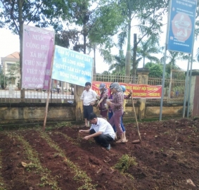 Phụ nữ xã Long Hưng xây dựng tuyến đường hoa  góp phần xây dựng Nông thôn mới