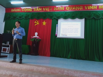 Phối hợp tổ chức triển khai hoạt động nói chuyện chuyên đề: Giáo dục con cái về nề nếp, gia phong trong gia đình Việt Nam hiện nay, định hướng nghề nghiệp cho con, chăm sóc và bảo vệ trẻ em