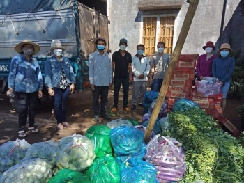 Trao 160 phần quà cho các hộ gia đình hội viên, phụ nữ có hoàn cảnh khó khăn tại thôn Bù tố, xã Phước Tân