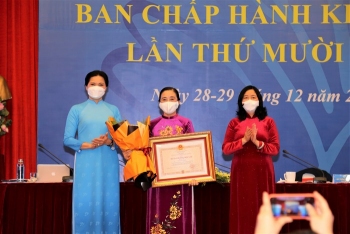 Trao tặng Huân chương Độc lập hạng nhì và Bằng khen của Thủ tướng Chính phủ cho các đồng chí lãnh đạo Hội, nguyên lãnh đạo Hội LHPN Việt Nam