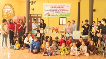 Phụ nữ huyện Chơn Thành mang tết thiếu nhi  đến trẻ em mồ côi tại Mái ấm Minh Trần