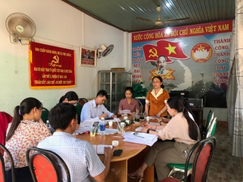 Hội LHPN tỉnh kiểm tra vốn ủy thác từ Ngân hàng chính sách xã hội đối với Hội LHPN huyện Phú Riềng và xã Phú Riềng