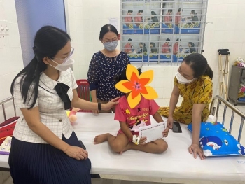 Hội Liên hiệp Phụ nữ tỉnh Bình Phước thăm bé gái bị bạo hành tại xã Tân Hoà, huyện Đồng Phú