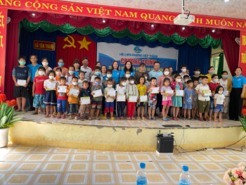 Trao 40 suất học bổng “Tiếp bước cho em đến trường” cho trẻ em có hoàn cảnh khó khăn trên địa bàn xã Tân Thành