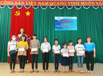 Hội LHPN xã Thanh Phú tổ chức chương trình “Mẹ đỡ đầu” cho các cháu mồ côi và trao quà cho trẻ em khó khăn tiếp bước đến trường