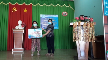 Hội LHPN phường Hưng Chiến, thị xã Bình Long trao tặng phương tiện sinh kế, con giống và hỗ trợ khởi nghiệp cho hội viên phụ nữ khó khăn