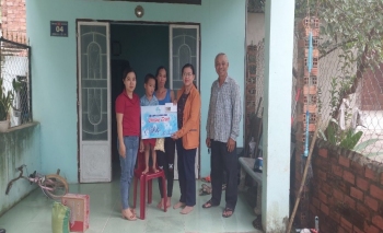 Chương trình “Mẹ đỡ đầu” tại Hội LHPN  phường Minh Long, thị xã Chơn Thành