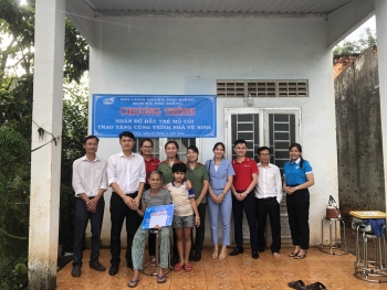 Trao tặng công trình nhà vệ sinh và nhận đỡ đầu  trẻ em mồ côi  tại thôn Phú Vinh, xã Phú Riềng