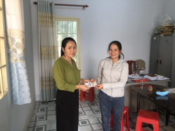 Trao tặng vốn cho hội viên phụ nữ có hoàn cảnh khó khăn  tại xã Bình Sơn