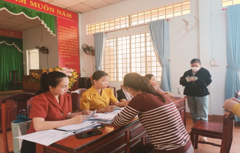 Giải ngân gần 1,2 tỷ đồng cho hội viên phụ nữ nghèo, khó khăn  trên địa bàn thị xã Bình Long