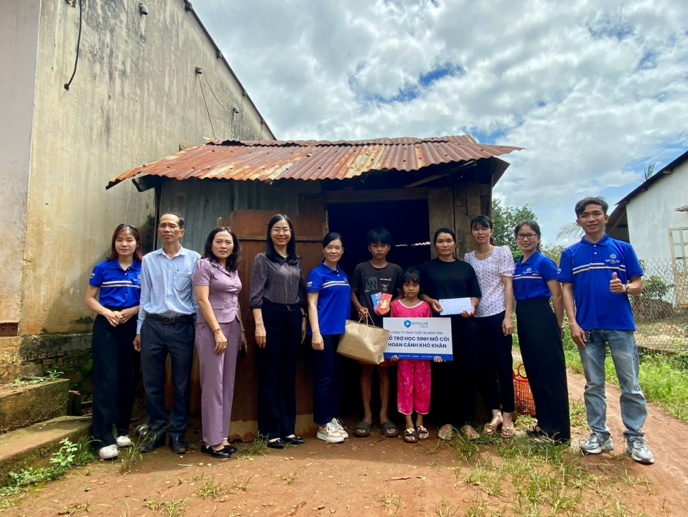 Hội Liên hiệp Phụ nữ tỉnh Bình Phước  trao học bổng cho học sinh mồ côi  có hoàn cảnh khó khăn tại huyện Bù Đăng