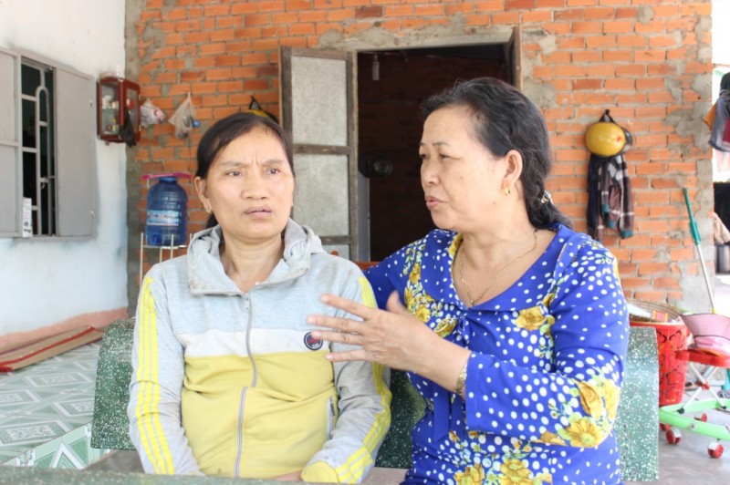 Bà Đặng Thị Quế (phải) thăm hỏi, động viên chị Mai Thị Thành (bị bệnh ung thư vú)