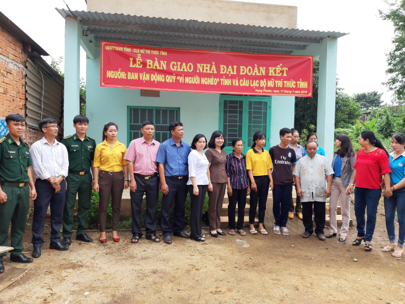 CLB Nữ trí thức cùng lãnh đạo MTTQ huyện trao quyết định tặng nhà, sổ tiết kiệm cho gia đình chị Phơ