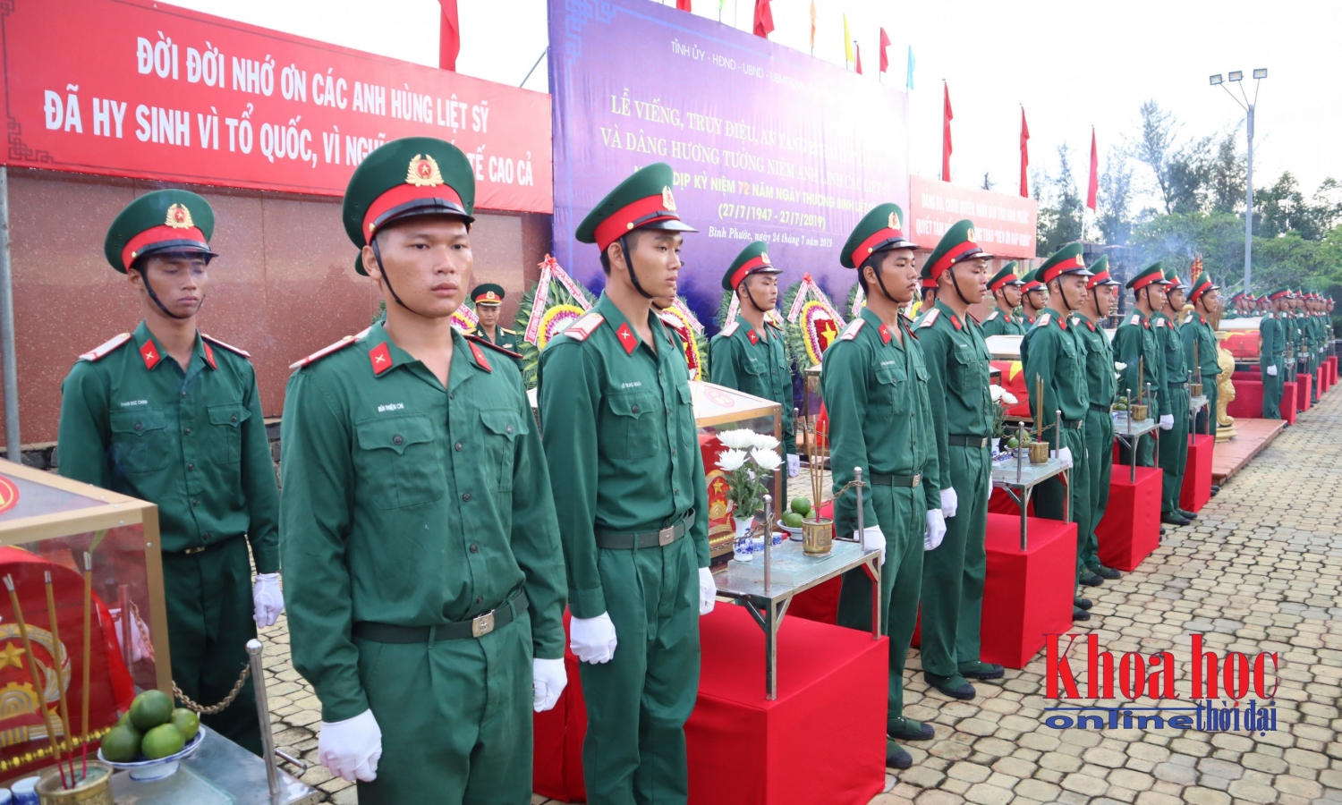 Nghi thức đưa hài cốt liệt sĩ Quân tình nguyện Việt Nam vào an táng tại nghĩa trang liệt sĩ tỉnh Bình Phước