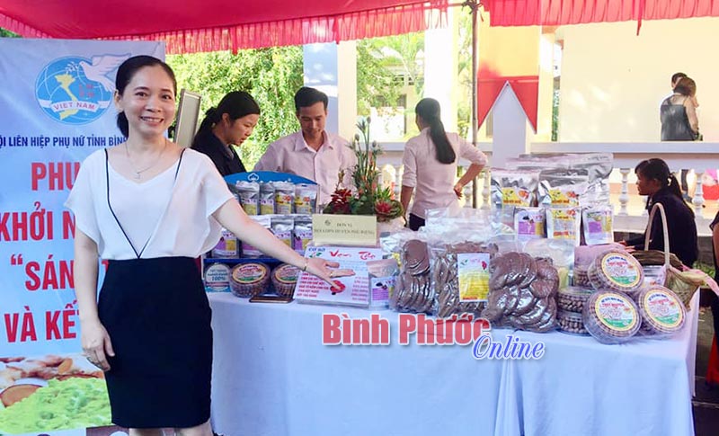 Chị Trịnh Thị Ngọc Ửng tại hội thi phụ nữ khởi nghiệp với sản phẩm nấm linh chi và tinh bột nghệ Vạn Thọ