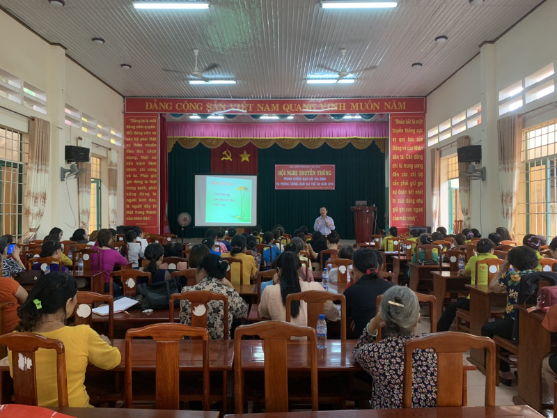 Báo cáo viên Phạm Tân – Nguyên Giám đốc Trung tâm Công tác xã hội tỉnh Bình Phước trao đổi các kỹ năng phòng, chống xâm hại tình dục trẻ em cho cán bộ, hội viên, phụ nữ