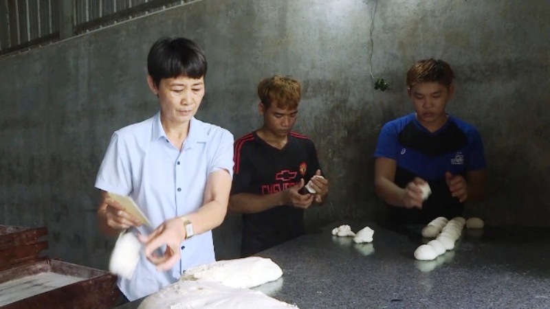 Chị Tấm đang dạy các con làm bánh mì