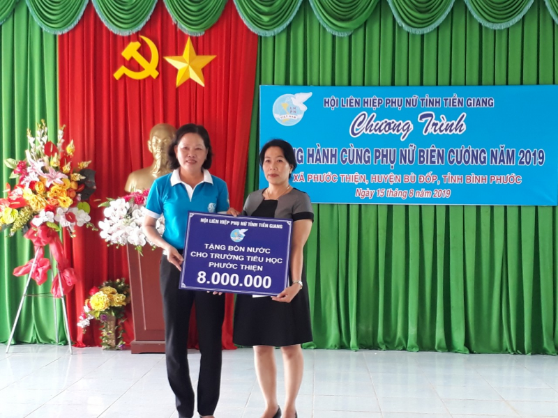 Bà Đoàn Thị Thanh Khỏi - Phó Chủ tịch Hội LHPN tỉnh Tiền Giang trao tặng bảng tượng trưng bồn nước cho Trường Tiểu học Phước Thiện