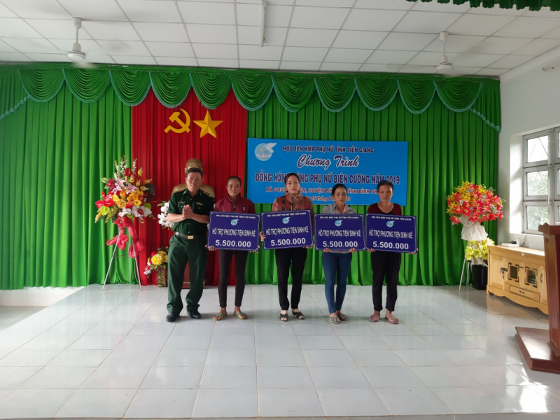 Ông Bùi Văn Vũ - Phó phòng Chính trị Bộ chỉ huy quân sự tỉnh Tiền Giang trao tặng bảng tượng trưng tặng con dê giống cho HVPN xã Phước Thiện
