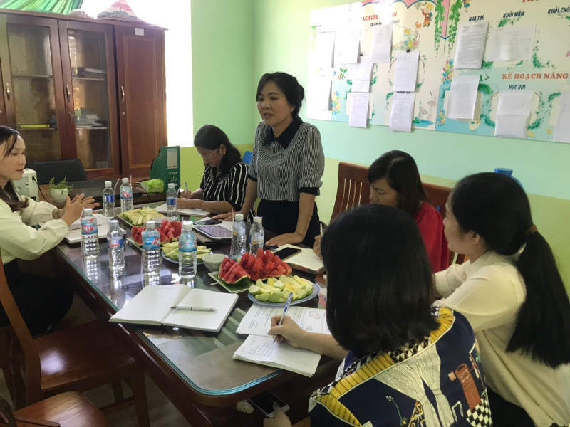 Bà Lê Thị Thái Thanh - UVBTV, Trưởng Ban Tổ chức - Kiểm tra Hội LHPN tỉnh trao đổi một số nội dung làm việc tại Trường Mầm non Vietstar  tại xã Đăk Ơ - huyện Bù Gia Mập