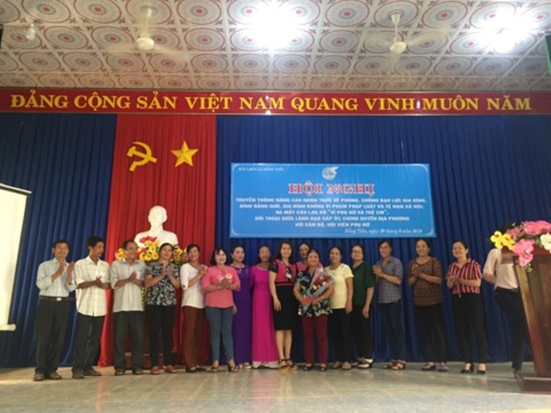 Bà Trần Thị Hòa - Phó Chủ tịch UBND xã Đồng Tiến tặng hoa cho              Ban chủ nhiệm Câu lạc bộ “Vì phụ nữ và trẻ em” tại buổi ra mắt