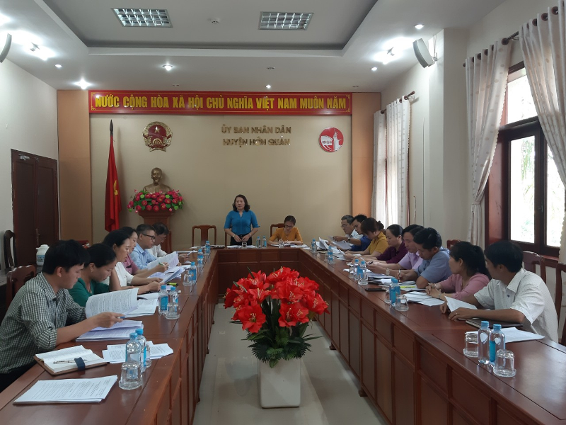 Bà Nguyễn Thị Hằng Nga - Phó chủ tịch Hội LHPN tỉnh phát biểu ý kiến tại buổi làm việc với UBND huyện Hớn Quản