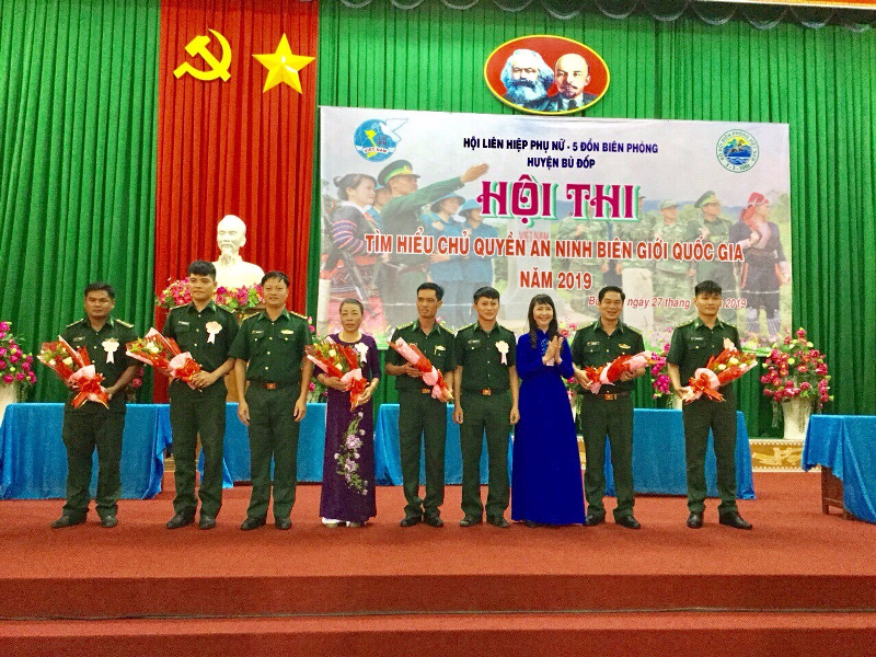 Bà Trương Thị Lan - Chủ tịch Hội LHPN huyện Bù Đốp tặng hoa cho các đội thi