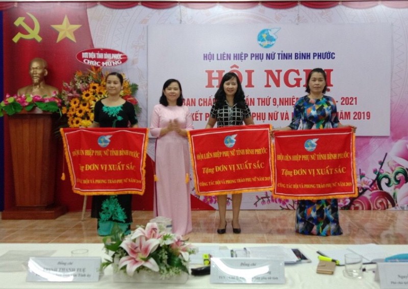Đ/c Nguyễn Thị Hương Giang - Chủ tịch Hội LHPN tỉnh trao cờ cho các tập thể xuất sắc