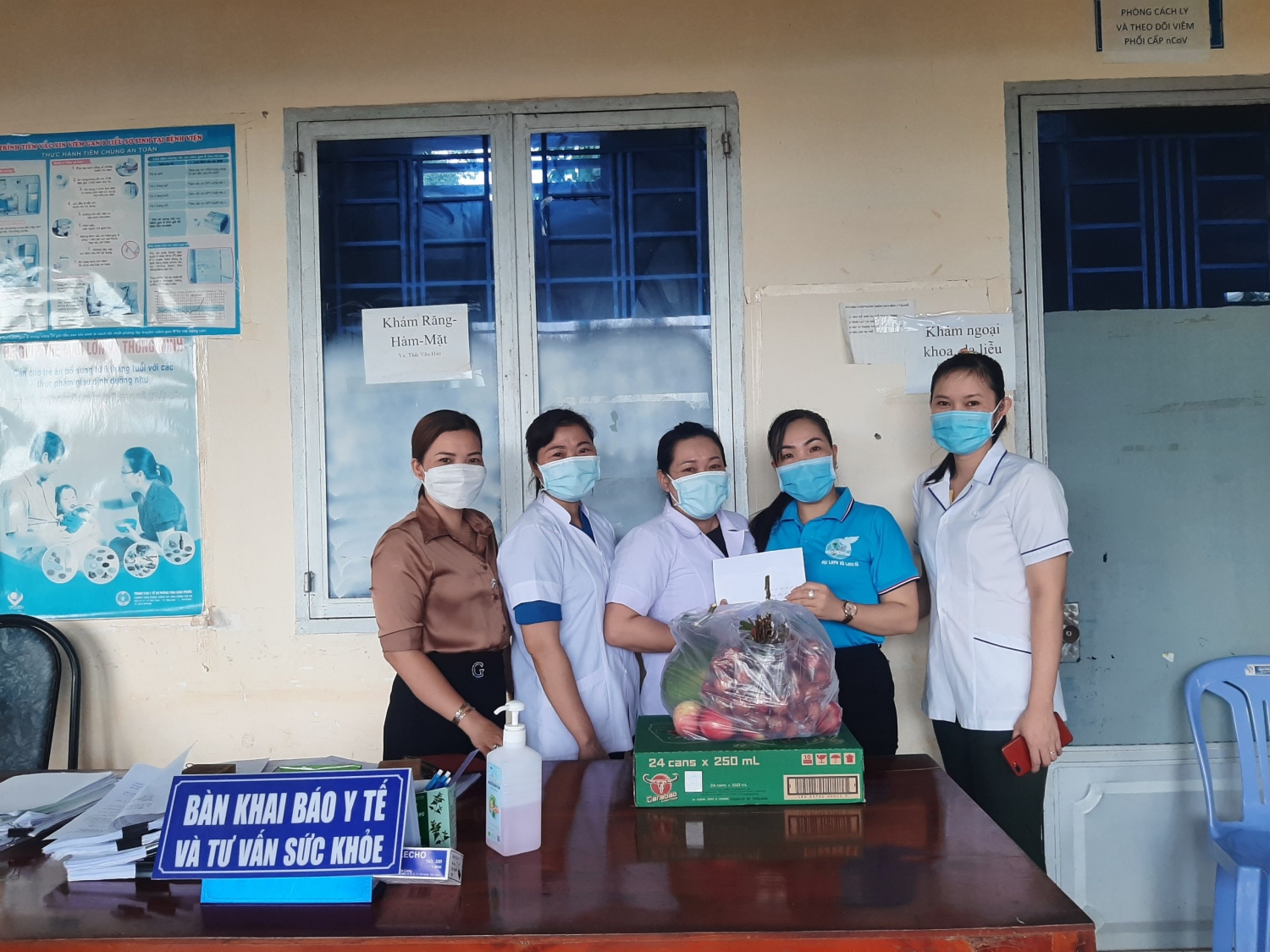 Hội LHPN xã Long Hà thăm và tặng quà trạm y tế xã tại địa phương trong tuyến đầu chống dịch bệnh Covid-19