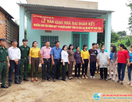 Đại diện lãnh đạo Hội LHPN tỉnh và CLB Nữ trí thức tỉnh trao nhà tình thương cho hội viên nghèo tại xã Hưng Phước, huyện Bù Đốp .png